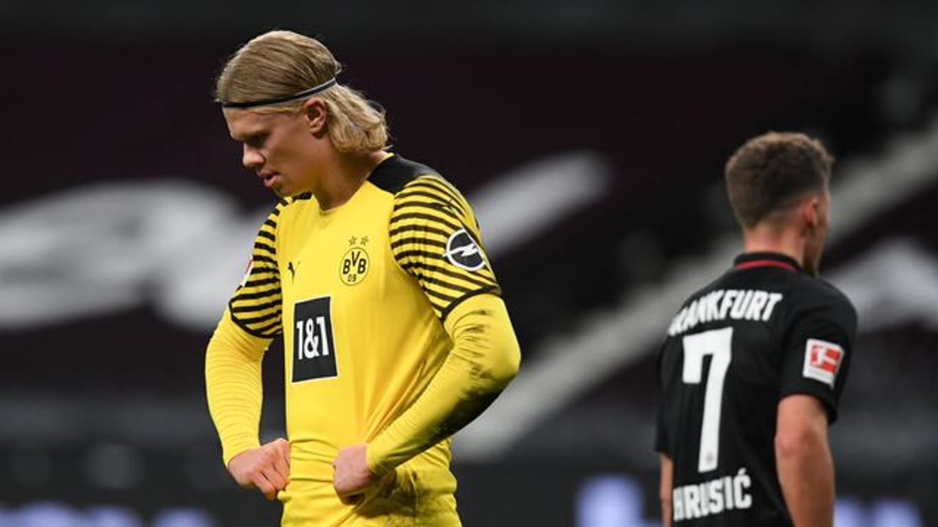 Dortmunds Erling Haaland (l) legte sich mit mit zwei Gegenspielern an.