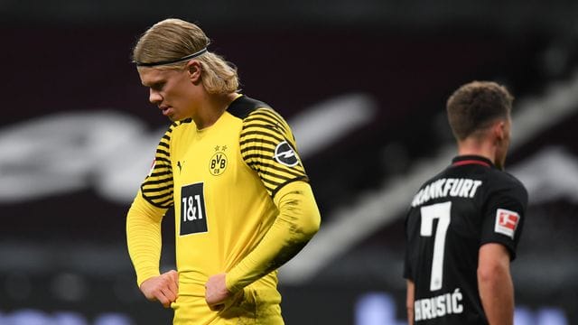 Dortmunds Erling Haaland (l) legte sich mit mit zwei Gegenspielern an. Dortmunds Erling Haaland (l) legte sich mit mit zwei Gegenspielern an.