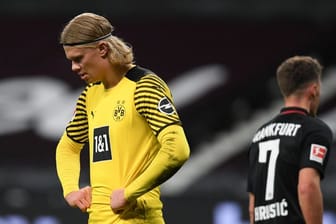 Dortmunds Erling Haaland (l) legte sich mit mit zwei Gegenspielern an.
