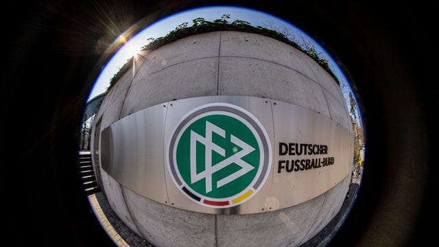 Der Deutsche Fußball-Bund ist für die Schiedsrichter zuständig. Der Deutsche Fußball-Bund ist für die Schiedsrichter zuständig.