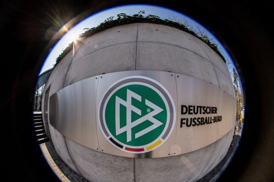 Der Deutsche Fußball-Bund ist für die Schiedsrichter zuständig.