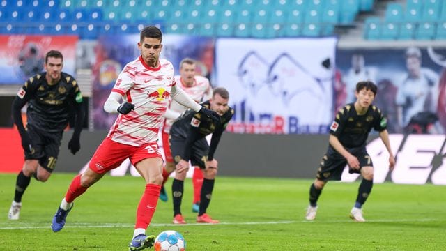 Der Leipziger Andre Silva trifft per Elfmeter.