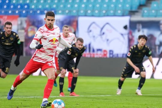 Der Leipziger Andre Silva trifft per Elfmeter.