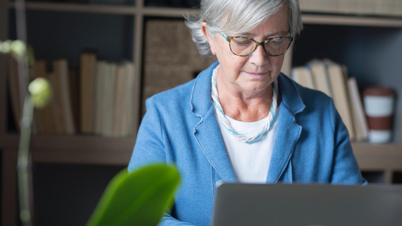 Ältere Frau am Laptop (Symbolbild): Frührentner dürfen in der Corona-Krise anrechnungsfrei 46.060 Euro dazuverdienen. Diese Regelung soll nun auch dauerhaft greifen.