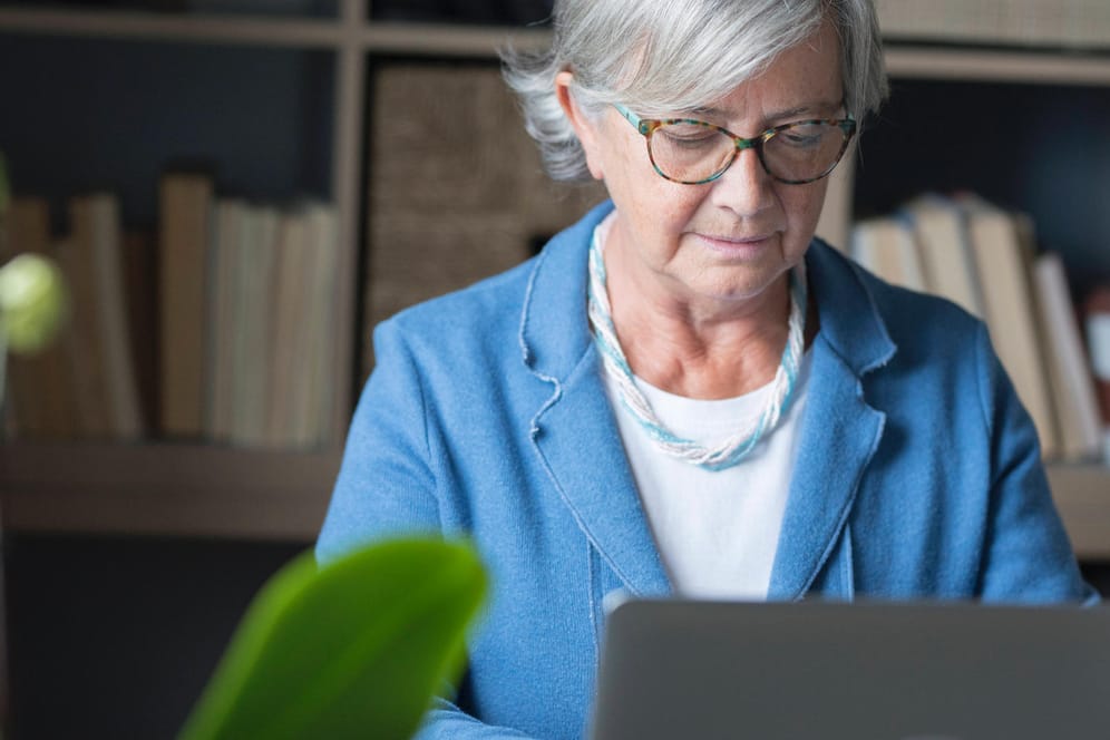 Ältere Frau am Laptop (Symbolbild): Frührentner dürfen in der Corona-Krise anrechnungsfrei 46.060 Euro dazuverdienen. Diese Regelung soll nun auch dauerhaft greifen.