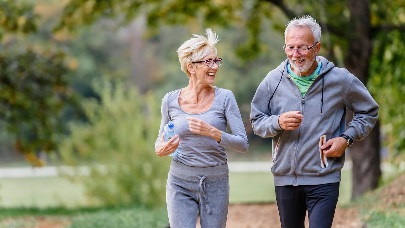 Mann und Frau joggen zusammen: Regelmäßige Bewegung kann Osteoporose vorbeugen.