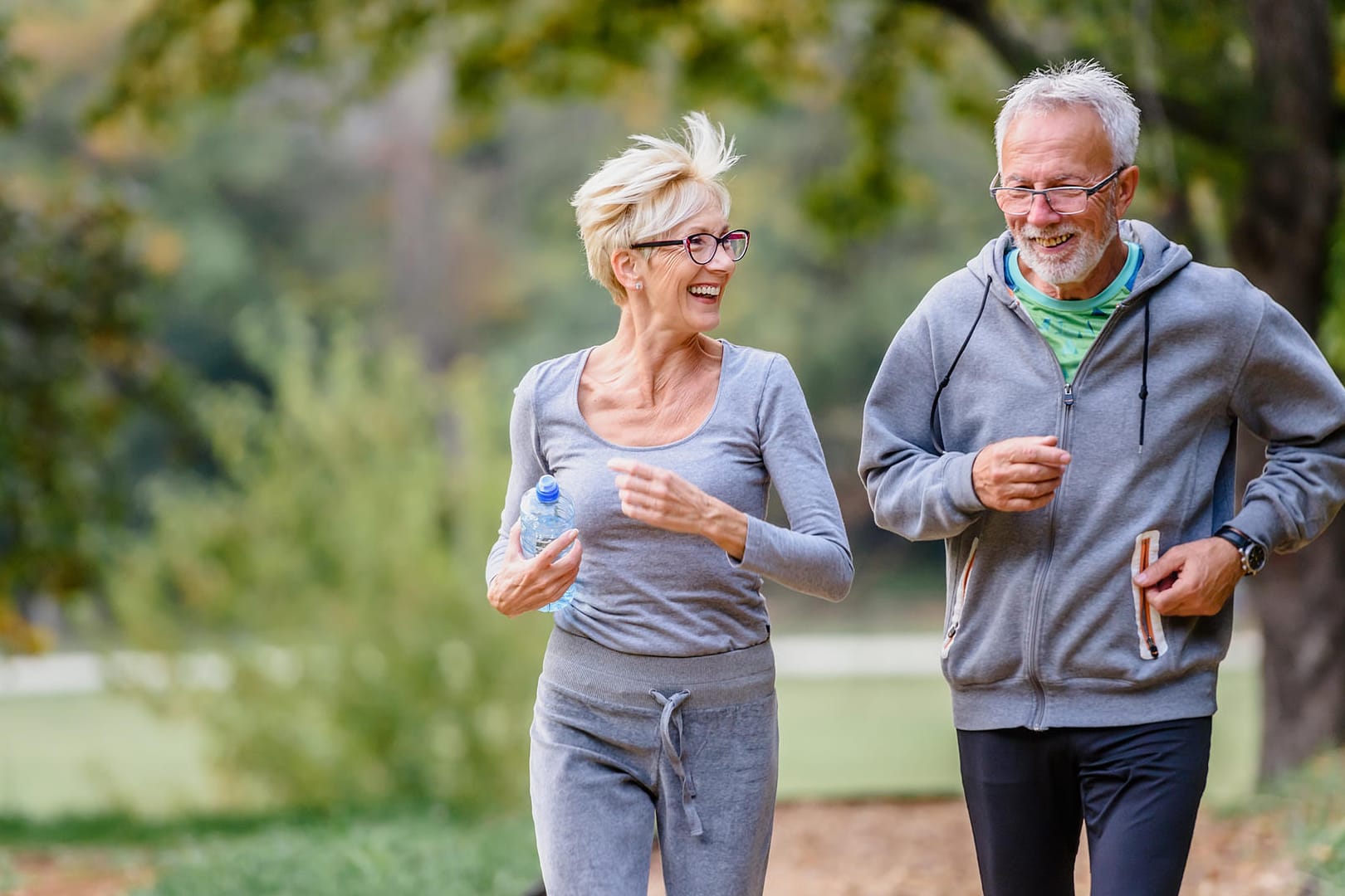 Mann und Frau joggen zusammen: Regelmäßige Bewegung kann Osteoporose vorbeugen.