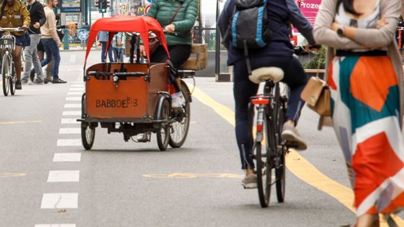 Fahrradfahrer fahren auf einem autofreien Straßenabschnitt