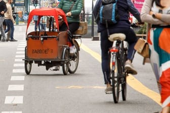 Fahrradfahrer fahren auf einem autofreien Straßenabschnitt