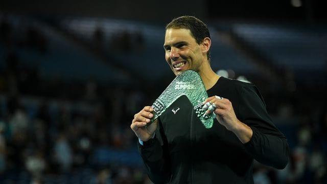 Rafael Nadal posiert nach seinem Sieg in Melbourne mit Trophäe.