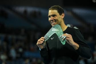 Rafael Nadal posiert nach seinem Sieg in Melbourne mit Trophäe.