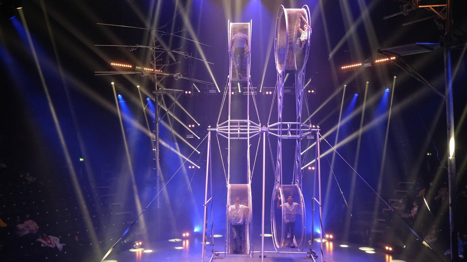 Das "Todesrad" bei einer Show des Zirkus Flic Flac (Archivbild): Bei dem Unglück waren zwei Artisten verletzt worden. Das "Todesrad" bei einer Show des Zirkus Flic Flac (Archivbild): Bei dem Unglück waren zwei Artisten verletzt worden.