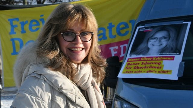 Maren Gilzer-Kuhlmann bei einem Wahlkampfauftritt vor ihrem Info-Mobil.