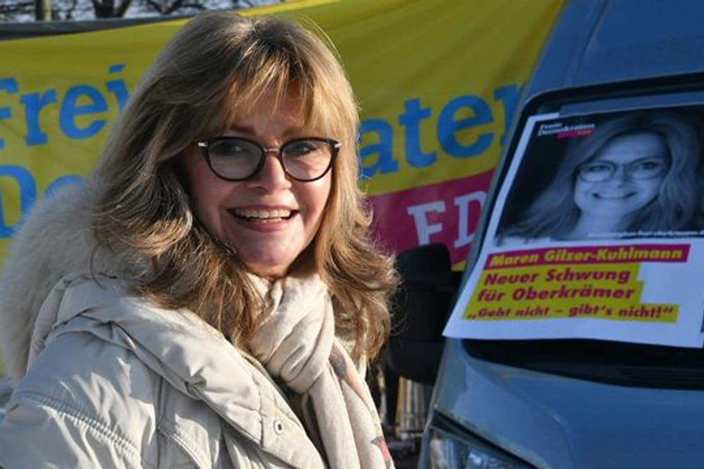 Maren Gilzer-Kuhlmann bei einem Wahlkampfauftritt vor ihrem Info-Mobil.