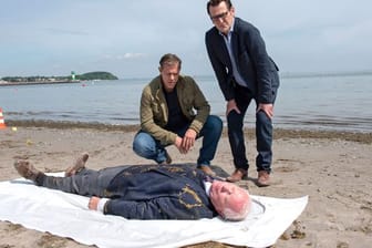 Die Ermittler Finn Kiesewetter (Sven Martinek, l) und Lars Englen (Ingo Naujoks) im neuesten Fall der ARD Vorabend-Krimiserie "Morden im Norden".