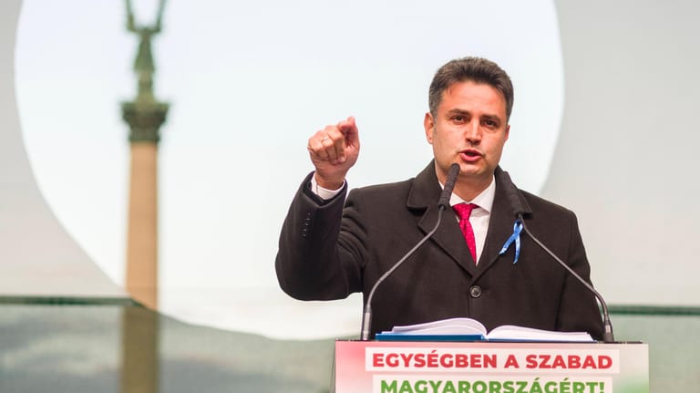 Petér Márki-Zay in Budapest: Bei seinen Auftritten trägt er stets die blaube Schleife gegen Korruption.