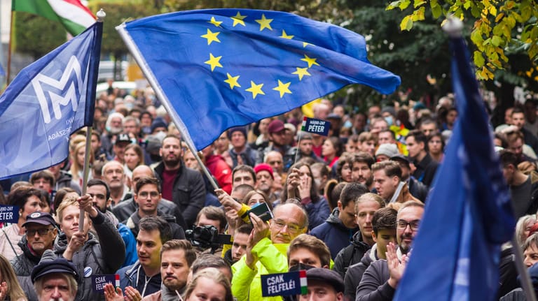 Anhänger des Oppositionsbündnisses in Budapest: Sie hoffen auf einen proeuropäischen Kurs.