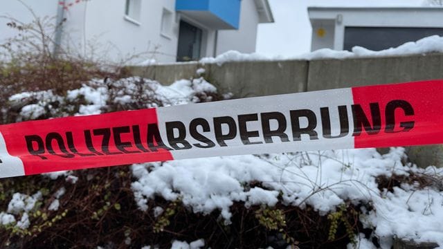 Ein Absperrband der Polizei vor dem Einfamilienhaus in Mistelbach. Ein Absperrband der Polizei vor dem Einfamilienhaus in Mistelbach.