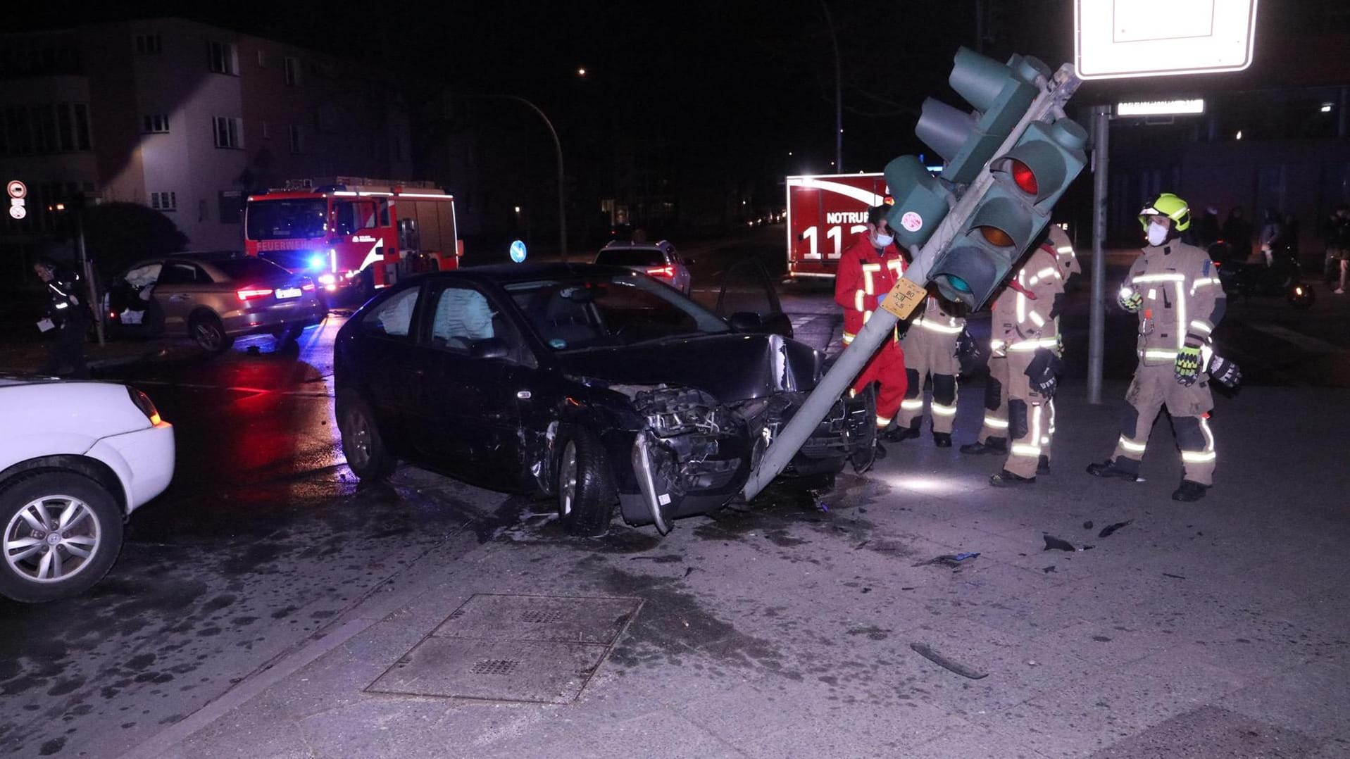 Ein Auto ist nach einer Kollision an einen Ampelmast geknallt: Die Insassin wurde verletzt zurückgelassen. Ein Auto ist nach einer Kollision an einen Ampelmast geknallt: Die Insassin wurde verletzt zurückgelassen.