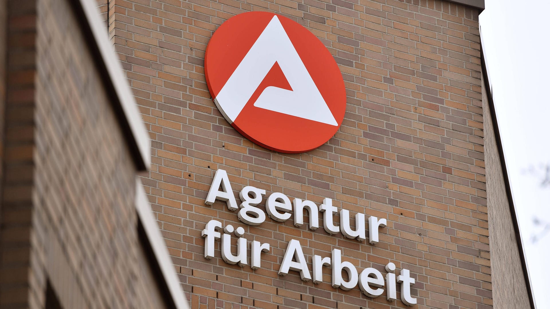 Logo der Arbeitsagentur (Symbolbild): Wer arbeitslos wird, sollte die Krankenversicherung zeitnah darüber informieren.