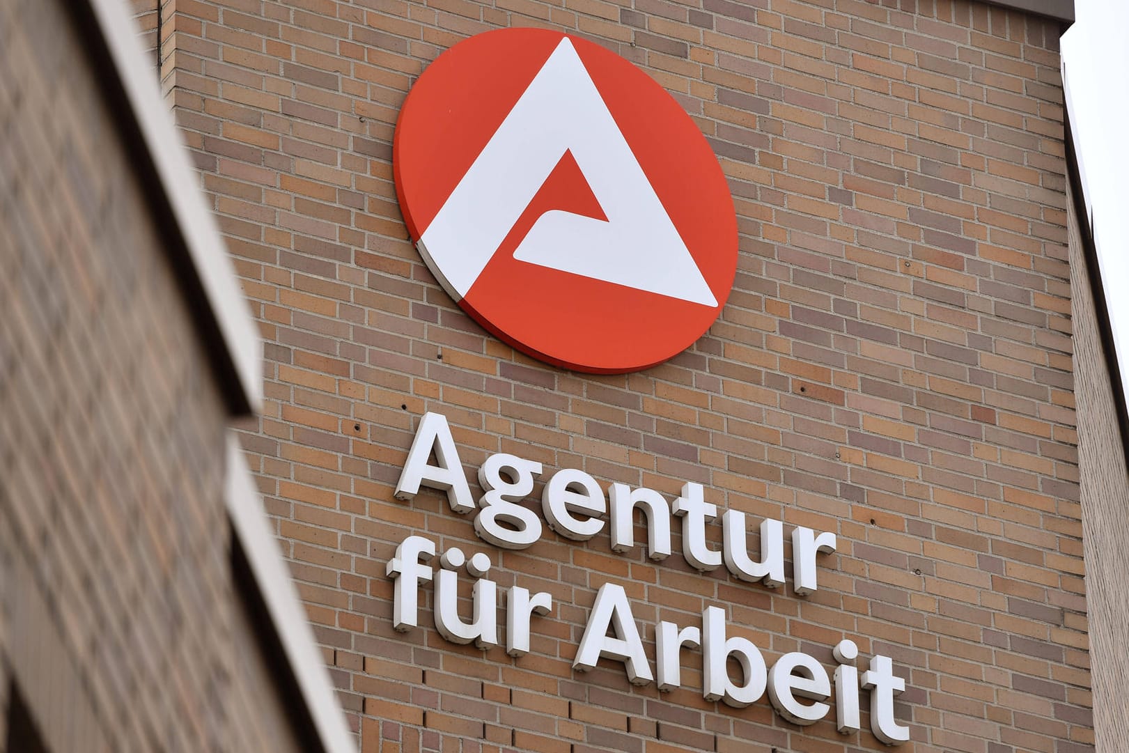 Logo der Arbeitsagentur (Symbolbild): Wer arbeitslos wird, sollte die Krankenversicherung zeitnah darüber informieren.