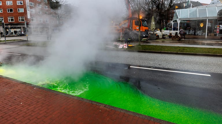 Der Kleine Kiel ist grün gefärbt: Laut den Stadtwerken ist das für Umwelt und Gesundheit unbedenklich.