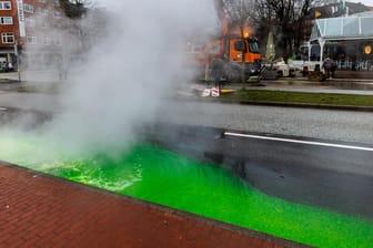 Der Kleine Kiel ist grün gefärbt: Laut den Stadtwerken ist das für Umwelt und Gesundheit unbedenklich.