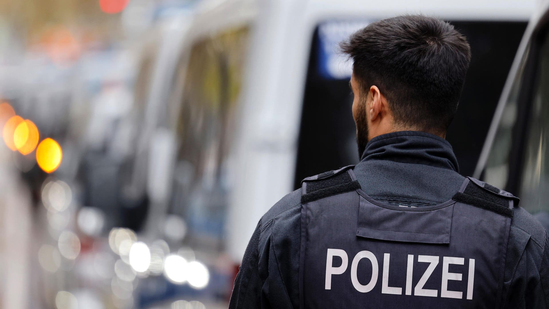 Ein Beamter der Polizei Köln (Archivbild): Ein Auto auf der A57 soll in Schlangenlinien gefahren sein. Ein Beamter der Polizei Köln (Archivbild): Ein Auto auf der A57 soll in Schlangenlinien gefahren sein.