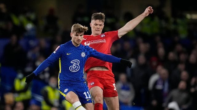 Traf noch seiner Corona-Infektion erstmals wieder: Chelseas Timo Werner (l).