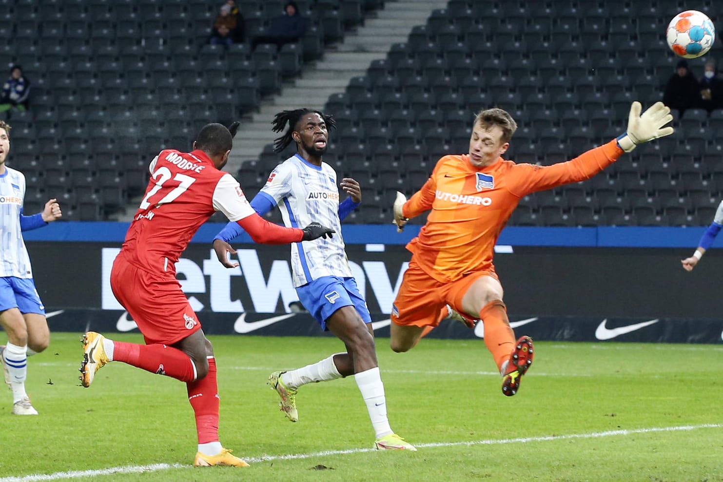 Das Führungstor: Kölns Modeste (li.) trifft zum 1:0 bei der Hertha.