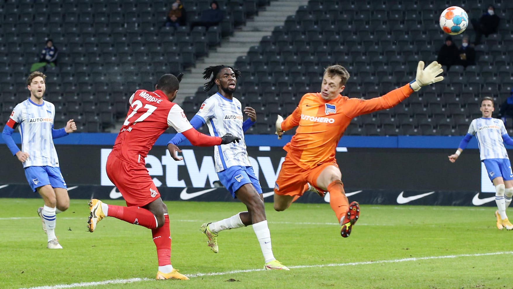Das Führungstor: Kölns Modeste (li.) trifft zum 1:0 bei der Hertha. Das Führungstor: Kölns Modeste (li.) trifft zum 1:0 bei der Hertha.