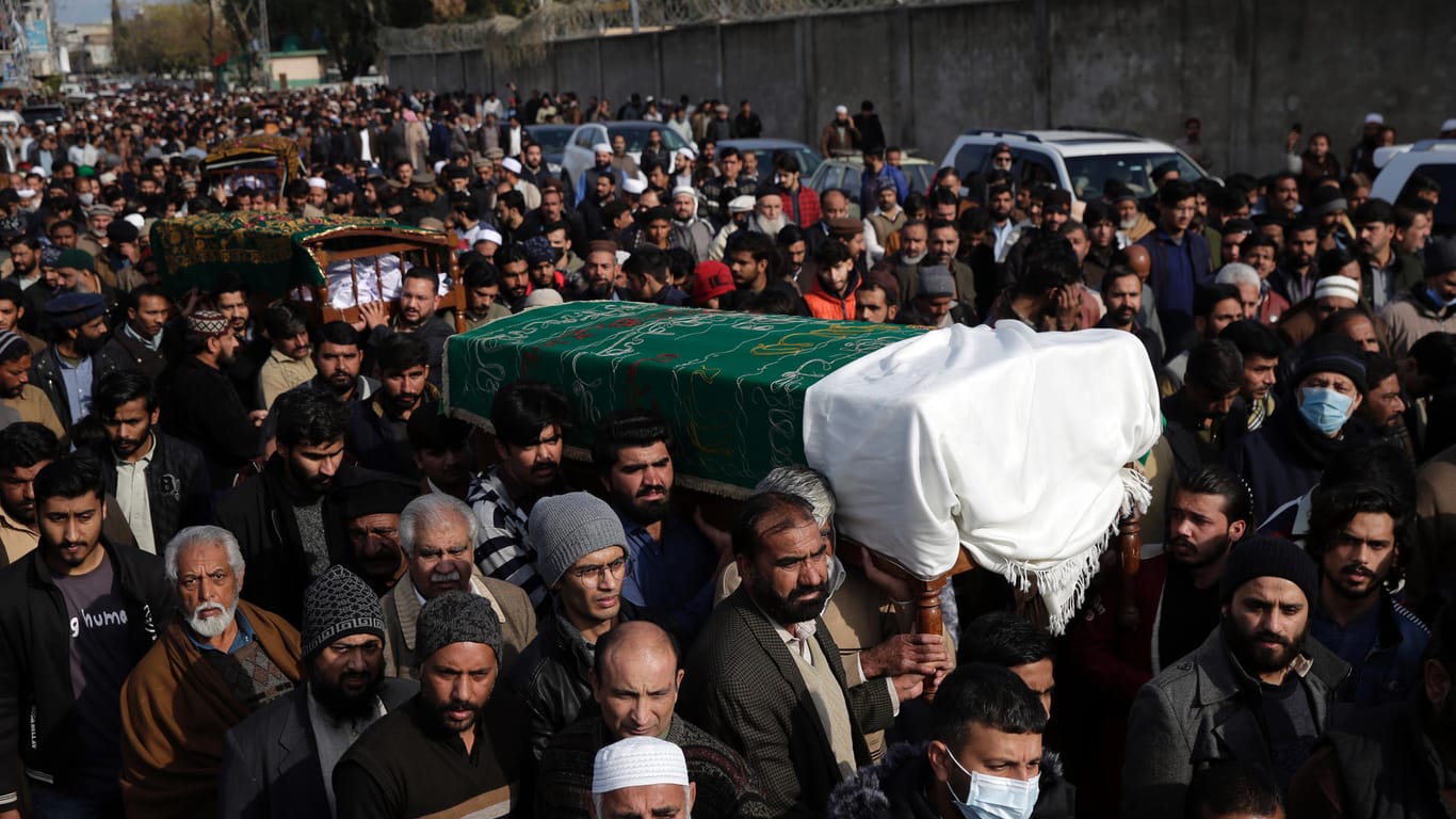 Trauerzug im pakistanischen Rawalpindi: Menschen tragen sechs Leichen einer Familie, die bei dem heftigen Schneesturm ums Leben kamen.