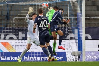 Das Siegtor: Bochums Pantovic (M.) köpft, Wolfsburg-Keeper Casteels ist ohne Chance.