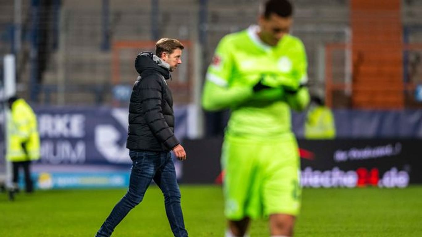 Wolfsburgs Trainer Florian Kohfeldt (l) sieht seinen Job noch nicht in Gefahr.