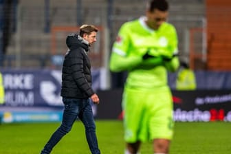 Wolfsburgs Trainer Florian Kohfeldt (l) sieht seinen Job noch nicht in Gefahr.
