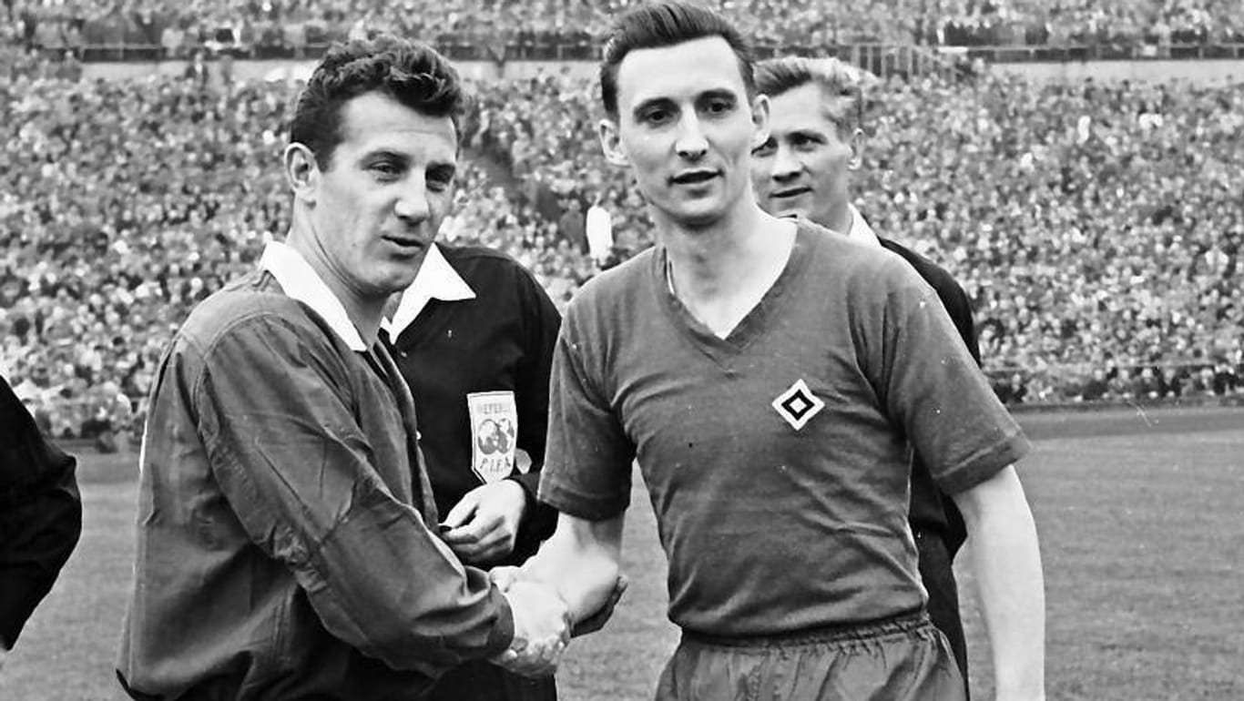 Endspiel um die Deutsche Meisterschaft 1959/60: Meinke (r.) mit Köln-Kapitän Hans Schäfer.