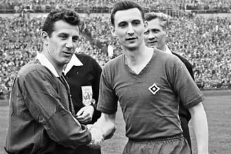 Endspiel um die Deutsche Meisterschaft 1959/60: Meinke (r.) mit Köln-Kapitän Hans Schäfer.