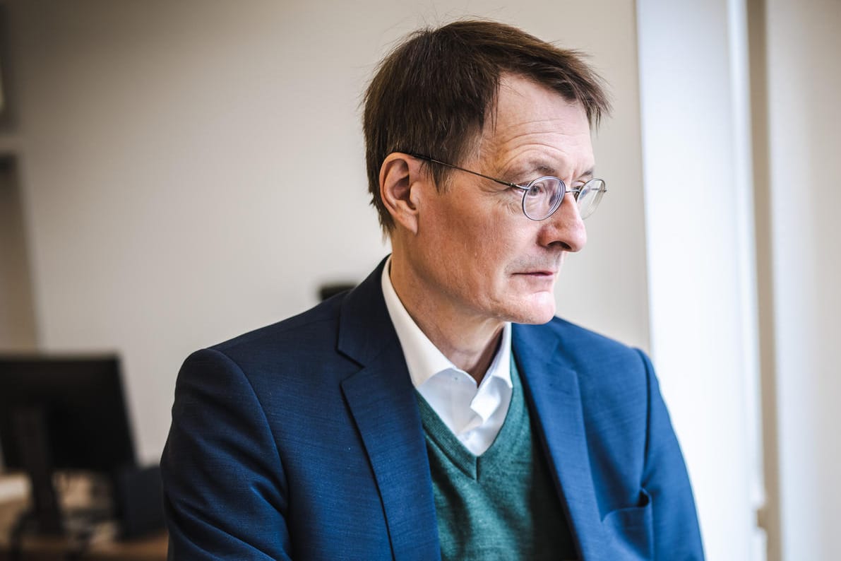 Karl Lauterbach: Der Gesundheitsminister ist davon überzeugt, dass die beschlossenen Corona-Maßnahmen gegen Omikron nicht ausreichen.