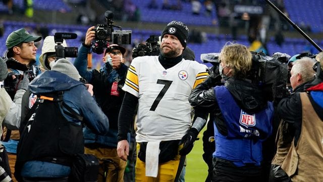 Pittsburgh Steelers Quarterback Ben Roethlisberger (7) verlässt das Spielfeld.