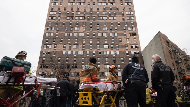Wohnhausbrand in New York: Bei einem Feuer in einem Wohnhaus in dem New Yorker Stadtviertel Bronx sind nach Angaben des Bürgermeisters Adams 19 Menschen getötet worden.