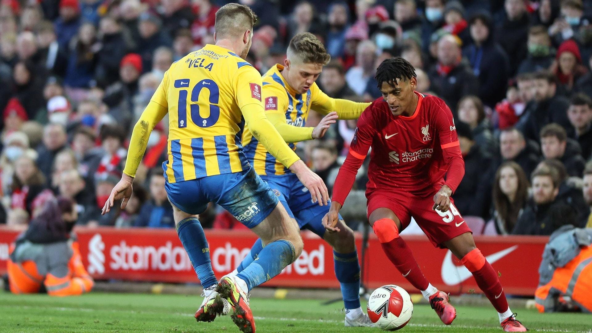 Ins Dribbling beim Profidebüt für den FC Liverpool: Melkamu Frauendorf (r.). Ins Dribbling beim Profidebüt für den FC Liverpool: Melkamu Frauendorf (r.).