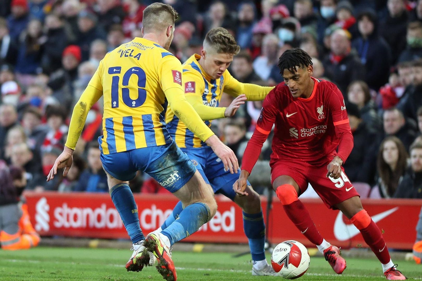 Ins Dribbling beim Profidebüt für den FC Liverpool: Melkamu Frauendorf (r.).