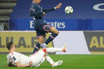 Kylian Mbappe (oben) von PSG und Damien Da Silva von Olympique Lyon kämpfen um den Ball.