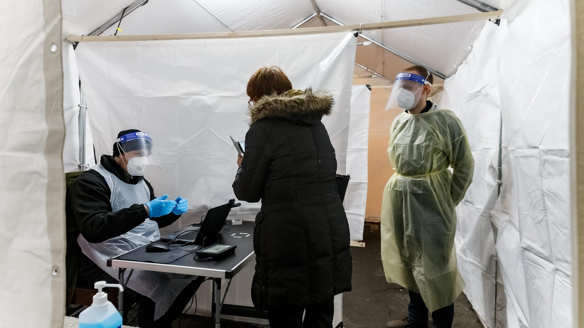 Coronavirus-Teststelle in Lübeck: Die bundesweite Inzidenz ist gestiegen.