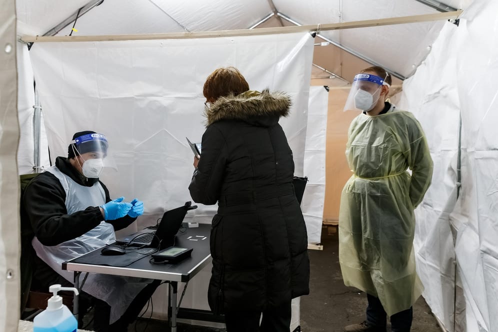 Coronavirus-Teststelle in Lübeck: Die bundesweite Inzidenz ist gestiegen.
