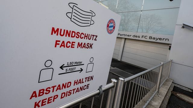 Der FC Bayern wird wegen mehrerer Corona-Infektionen auch weiterhin nicht vollständig trainieren können.