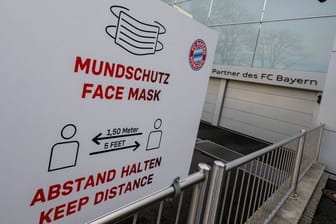 Der FC Bayern wird wegen mehrerer Corona-Infektionen auch weiterhin nicht vollständig trainieren können.