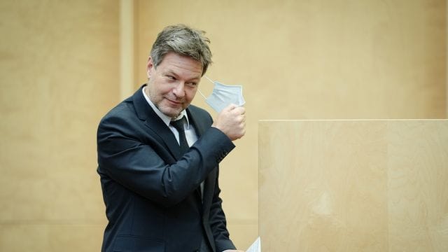 Er steht beim wichtigsten Thema der Grünen vor einer großen und schwierigen Aufgabe: Robert Habeck. Er steht beim wichtigsten Thema der Grünen vor einer großen und schwierigen Aufgabe: Robert Habeck.