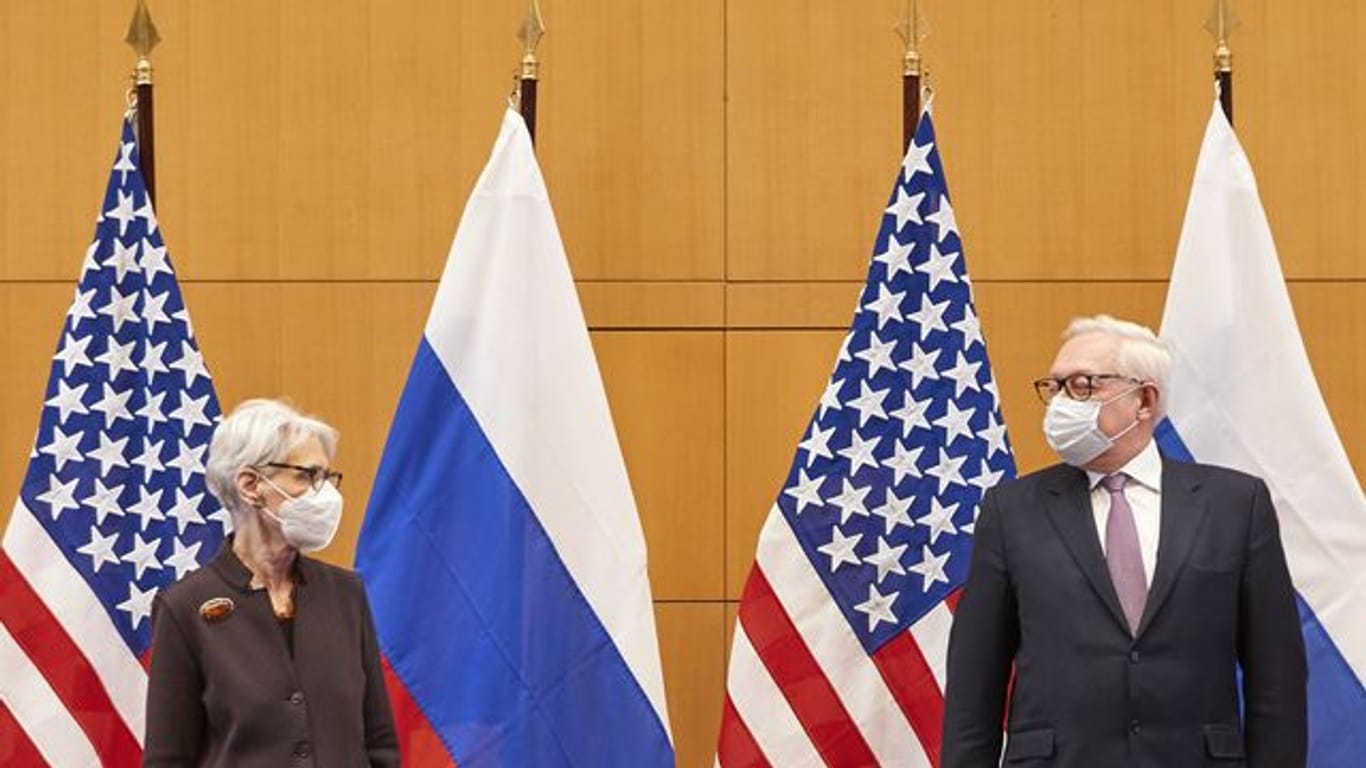 Wendy Sherman und Sergej Rjabkow bei einem bilateralen Treffen zwischen den USA und Russland in Genf.