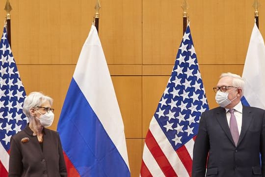 Wendy Sherman und Sergej Rjabkow bei einem bilateralen Treffen zwischen den USA und Russland in Genf.